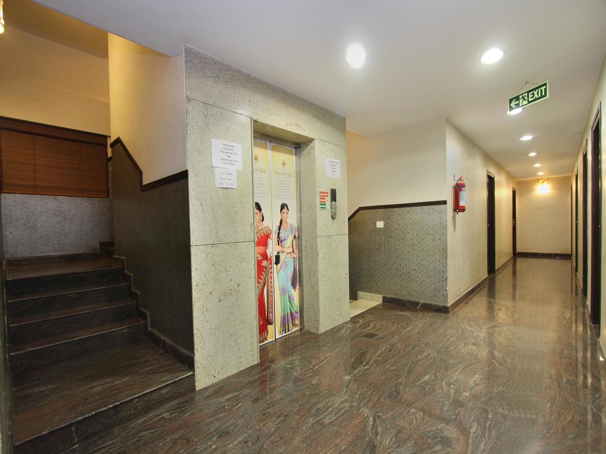 Oyo 435 Hotel Amshi International Bangalore Esterno foto
