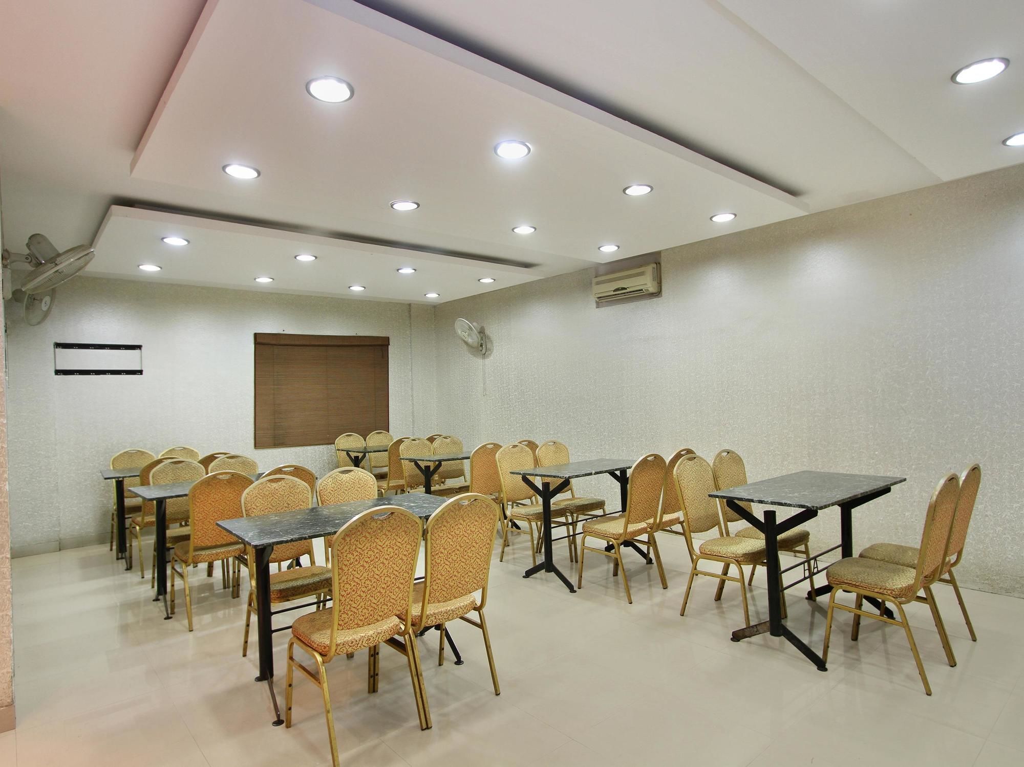 Oyo 435 Hotel Amshi International Bangalore Esterno foto