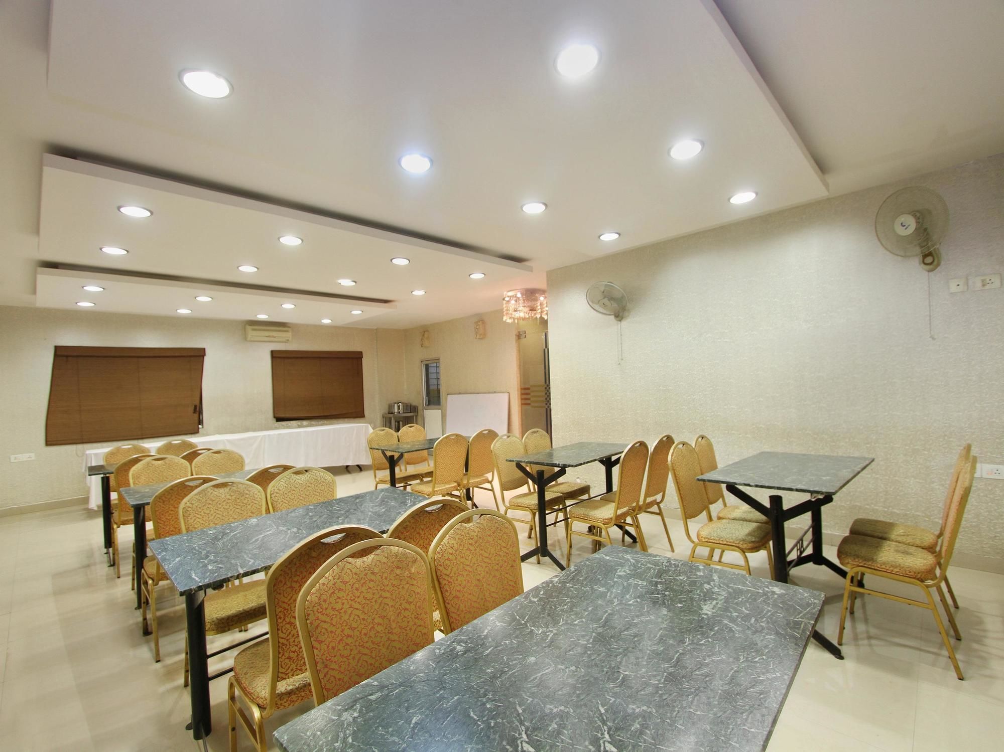Oyo 435 Hotel Amshi International Bangalore Esterno foto